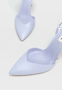 Stradivarius Korolliset sandaalit - light blue