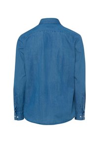 Chemise en jean bleue à manches longues vue de dos avec poignets boutonnés et col standard sur fond blanc.