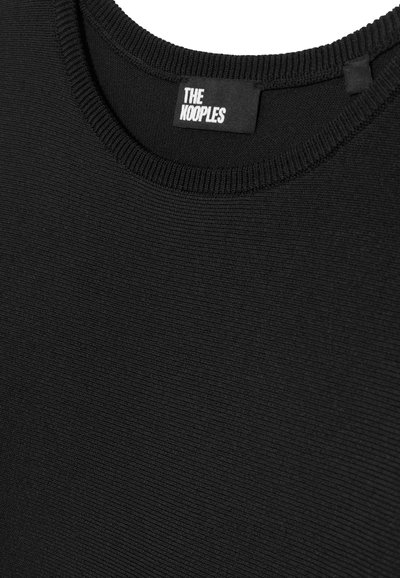 Zwarte geribbelde gebreide trui met een ronde halslijn en een label met de tekst "THE KOOPLES." De textuur lijkt glad met strakke, verticale lijnen.