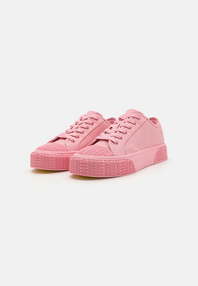 Roze sneakers gemaakt van glad materiaal, met een getextureerde, patronen zool en stevige veters. Rondere neusontwerp met een lage profiel.