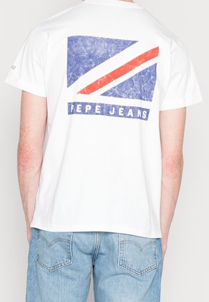 T-shirt en coton blanc avec un graphisme texturé bleu et rouge ressemblant à un drapeau au dos, avec "PEPE JEANS" imprimé en dessous.