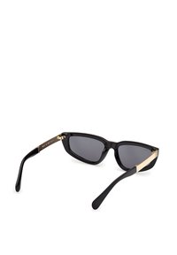 Ochelari de soare negri cu un design geometric, lentile gri și accente aurii pe brațe, având o finisare lucioasă și o formă elegantă.