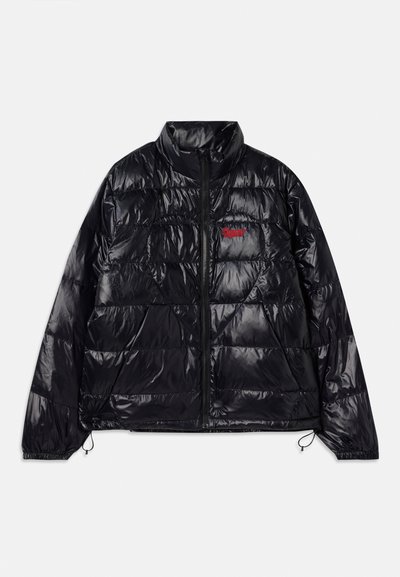 Črna pufasta jakna z bleščečo površino, kvadratnim šivom, visokim ovratnikom, srednjim zadrgo, elastičnimi manšetami in majhnim rdečim logotipom na prsih.