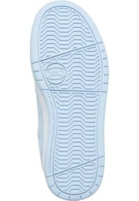 Világoskék gumis sneaker talp, amely texturált halszálka mintázattal rendelkezik. Kiemelkedő gravírozott logó és domború szöveges részlet található rajta.