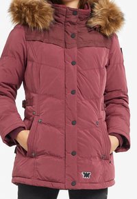 Chaqueta tipo puffer color granate con capucha de piel sintética, cierre de cremallera y botones, bolsillos laterales y diseño acolchado para mayor calidez.