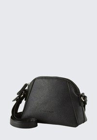Borsa a spalla in pelle nera a granuli, con chiusura a zip, forma curva, tracolla regolabile e dettaglio del logo discreto sul fronte.