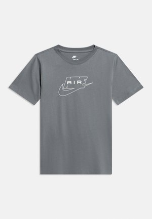 Tricou gri cu mâneci scurte de la Nike, cu logo-ul "Nike Air" alb și swoosh imprimat pe față, cu gât rotund și croială standard.