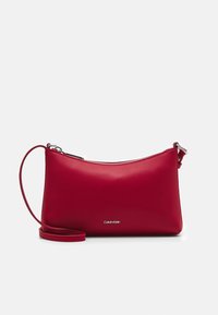 Borsa a tracolla in pelle rossa con finitura liscia, chiusura con zip e tracolla regolabile. Presenta un logo metallico sulla parte anteriore.