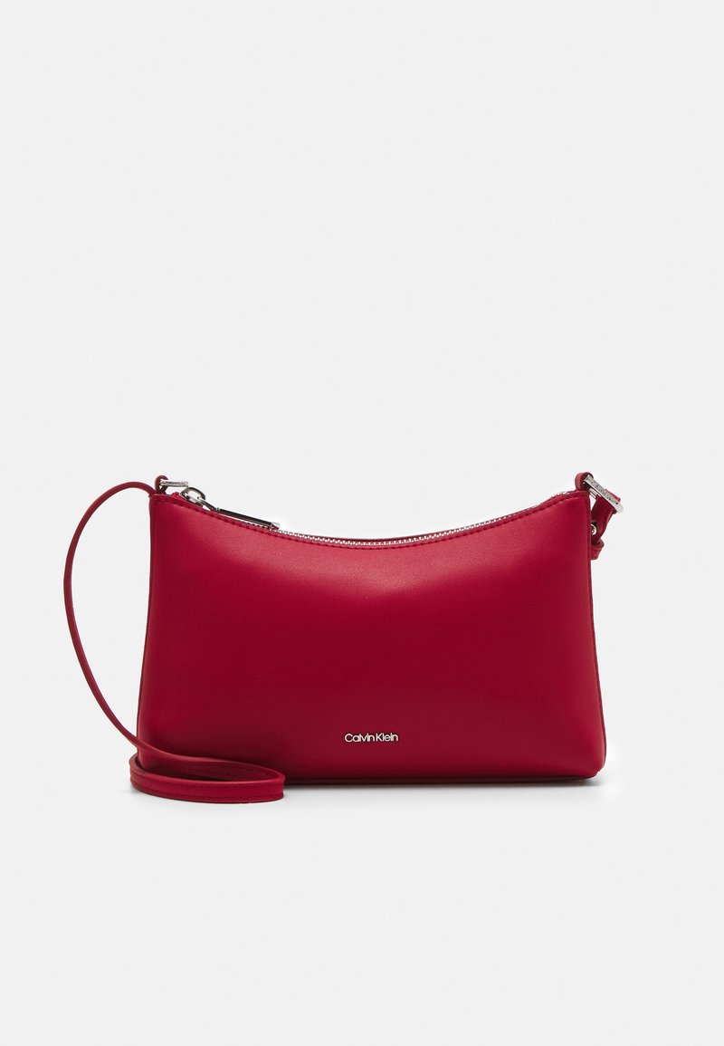 Borsa a tracolla in pelle rossa con finitura liscia, chiusura con zip e tracolla regolabile. Presenta un logo metallico sulla parte anteriore.