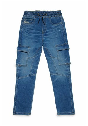 Pantaloni cargo in denim blu con vita elasticizzata, cordoncino regolabile, due ampie tasche cargo e dettagli sulle tasche frontali.