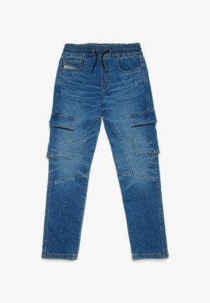 Pantaloni cargo in denim blu con vita elasticizzata, cordoncino regolabile, due ampie tasche cargo e dettagli sulle tasche frontali.