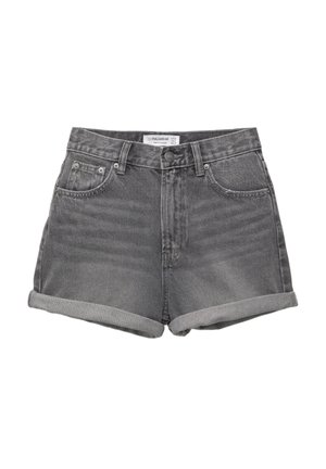 Grijze denim shorts met opgerolde omslagen, vijf zakken ontwerp en een knoopsluiting. De stof heeft een licht vervaagde textuur en een klassieke snit.