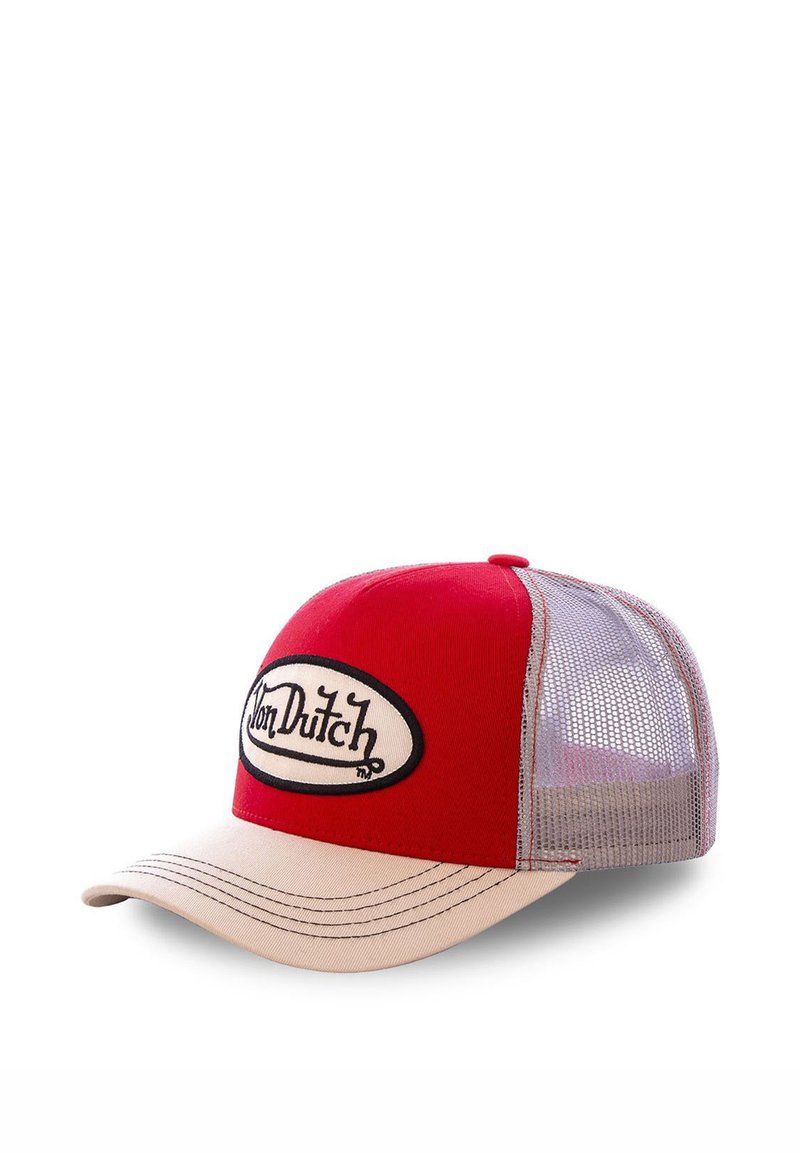 Gorra de béisbol roja con visera beige y lados de malla, que presenta un logotipo ovalado contorneado en negro que dice "Von Dutch."