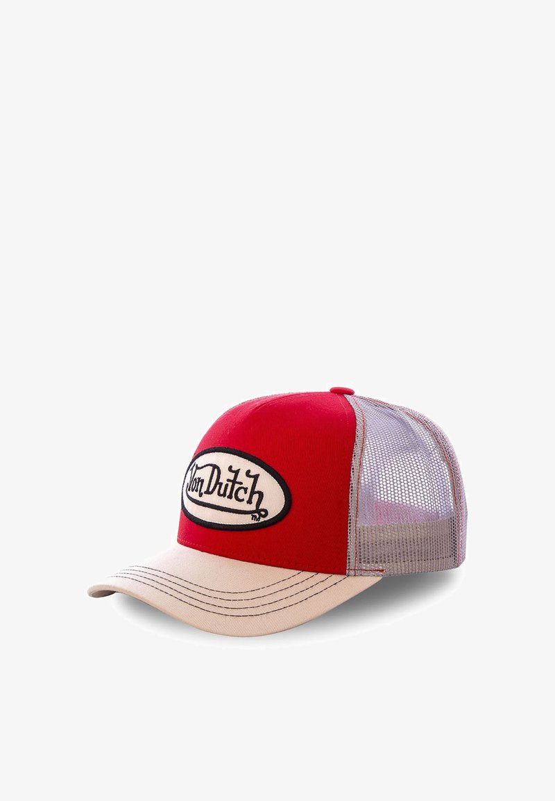 Gorra de béisbol roja con visera beige y lados de malla, que presenta un logotipo ovalado contorneado en negro que dice "Von Dutch."