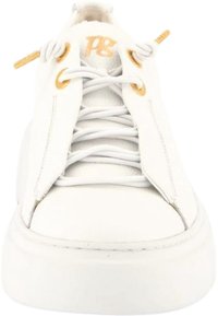 Białe skórzane trampki z okrągłym noskiem, grubą białą podeszwą, systemem sznurowania z złotymi oczkami i subtelnym logo na języku.