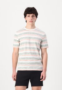 Stripet t-skjorte med korte ermer i grønne, rosa og hvite farger. Laget av lett stoff, med rund hals og avslappet passform.