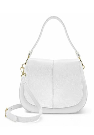 Sac à épaule en cuir blanc texturé avec rabat incurvé, fermoirs dorés et deux bandoulières amovibles : une courte et une longue réglable.