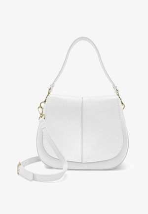 Sac à épaule en cuir blanc texturé avec rabat incurvé, fermoirs dorés et deux bandoulières amovibles : une courte et une longue réglable.