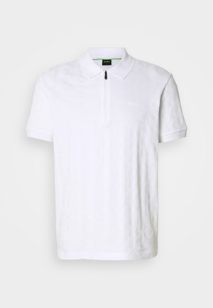 Hvid polo t-shirt med lynlåskrave, der har et subtilt geometrisk mønster, korte ærmer og et lille logo på brystet. Egnet til casual brug.