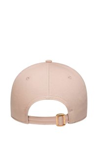 Gorra de béisbol beige con una corona redondeada, correa trasera ajustable y una hebilla de metal dorado. Textura de tela suave sin patrones visibles.