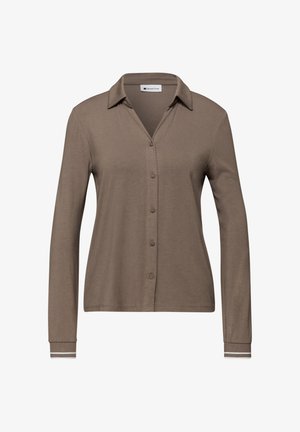 Chemise marron à manches longues avec boutons, col et rayures blanches sur les poignets, en tissu doux et texturé.