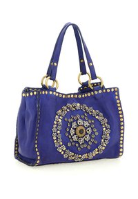Borsa a tracolla in pelle blu con borchie decorative dorate e argentate che formano un motivo floreale circolare, doppi manici attaccati da anelli dorati.