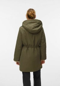 Parka verde oliva con cappuccio, vita regolabile e maniche lunghe. Texture liscia, arriva a metà coscia, con una delicata lucentezza.