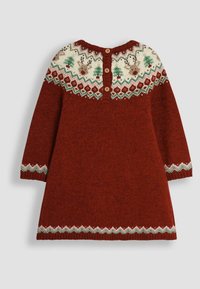 Abito invernale lavorato a maglia di un rosso scuro con un motivo fair isle che presenta renne e alberi sul colletto. Tre bottoni di legno nella parte posteriore.
