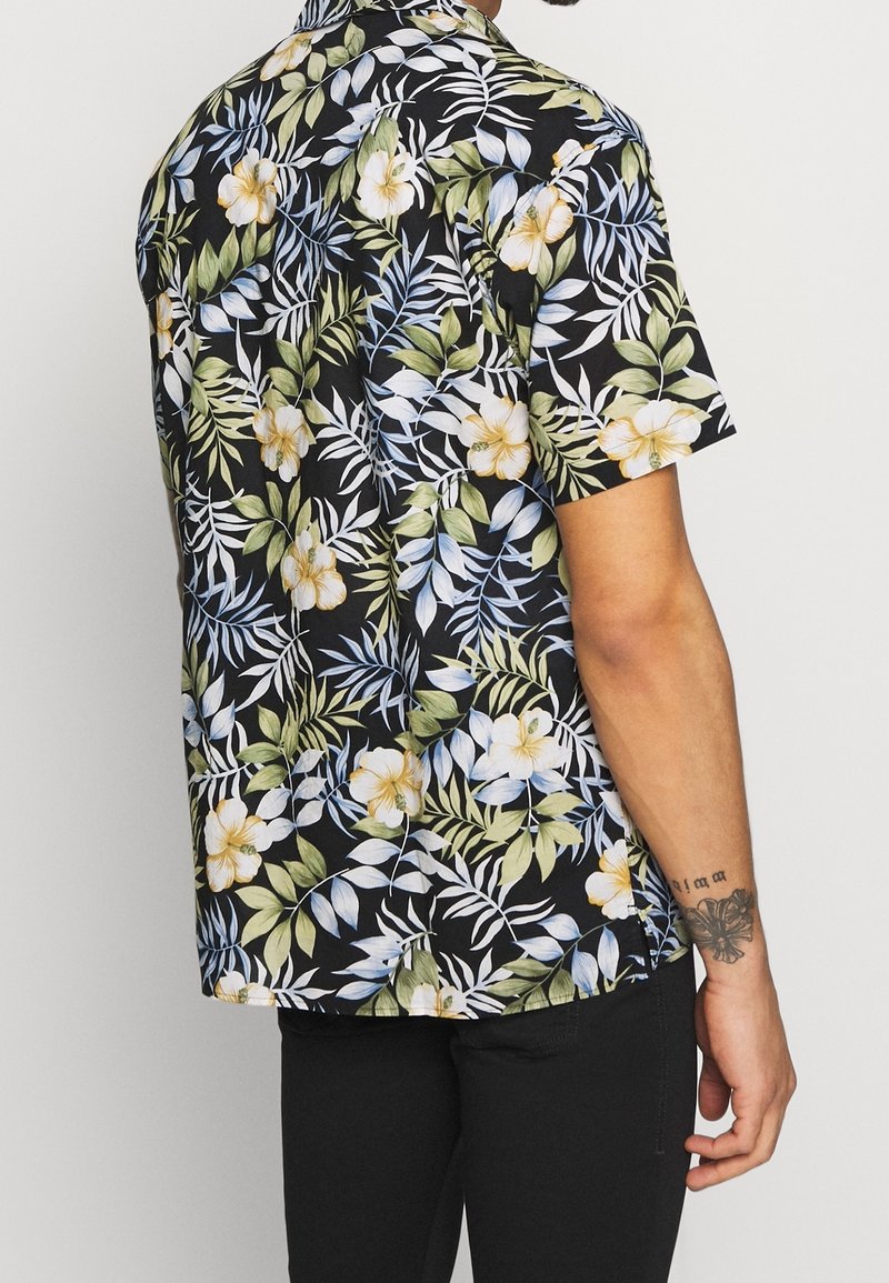 Kortärmad skjorta med svart bas och ett färgglatt blommönster i vitt, gult och grönt. Lättviktsmaterial med avslappnad passform.