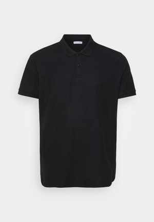 Zwarte poloshirt in een ribbeltextuur, met een klassieke kraag, drie knopen op de sluiting en een subtiele logo-accent op de linkerborst.
