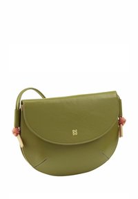 Borsa a tracolla in pelle verde con forma arrotondata, chiusura a pattina e dettaglio del logo in oro. Presenta accenti rosa e beige sulla tracolla.