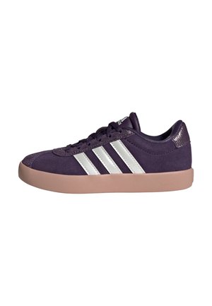 Baskets en suede violette avec un design à trois rayures blanches, semelle en caoutchouc rose, bout arrondi et détails brodés sur la languette et le capuchon de la chaussure.