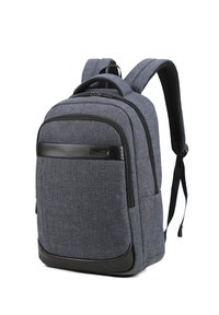 Zaino in tessuto grigio con finitura testurizzata, spallacci imbottiti e regolabili, scomparti con zip e un pannello inferiore nero a contrasto.