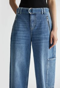 LIU JO WITH BELT - Široke kavbojke - blue denim