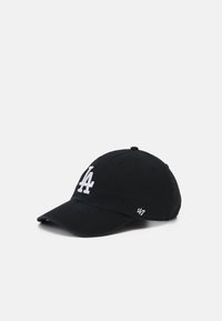 Čierna bavlnená baseballová čiapka s bielym vyšívaným logom "LA" na prednej strane a malým bielym logom "47" na boku. Mäkko tvarovaný dizajn.