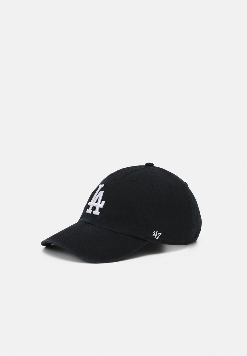 Čierna bavlnená baseballová čiapka s bielym vyšívaným logom "LA" na prednej strane a malým bielym logom "47" na boku. Mäkko tvarovaný dizajn.