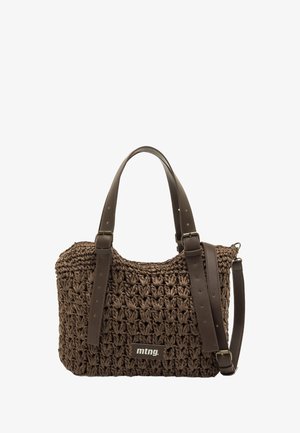 Bolso marrón tejido de material texturizado con dos asas resistentes y una correa de hombro desmontable, con un parche de logo de la marca.