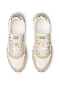 Sneaker beige e bianco con tomaia in suede e pelle, design con lacci, collarino imbottito e logo del marchio in rilievo sulla linguetta.
