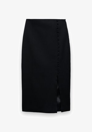 Jupe crayon noire mi-genoux avec une rangée de boutons recouverts de tissu le long du côté droit avant et une fente à l'avant sous les boutons.