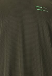 Olijfgroene sportshirt met roosterstructuur, voorzien van reflecterende groene accenten in een horizontale lijn aan de bovenlinkerkant.