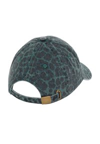 Casquette de baseball vert foncé à imprimé léopard avec sangle en tissu et boucle dorée vue de dos sur fond blanc.