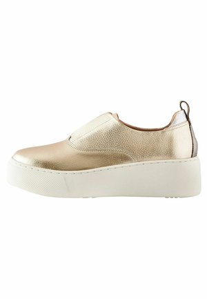 Scarpa slip-on in oro metallico con una finitura testurizzata, suola piatta bianca e un piccolo anello sul retro per indossarla facilmente.