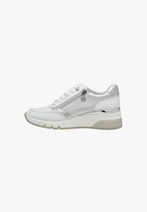 Witte sportieve schoenen met zilveren accenten, textielstof en een ritssluiting. Chunky zool in een lichte beige tint en decoratieve hardware.