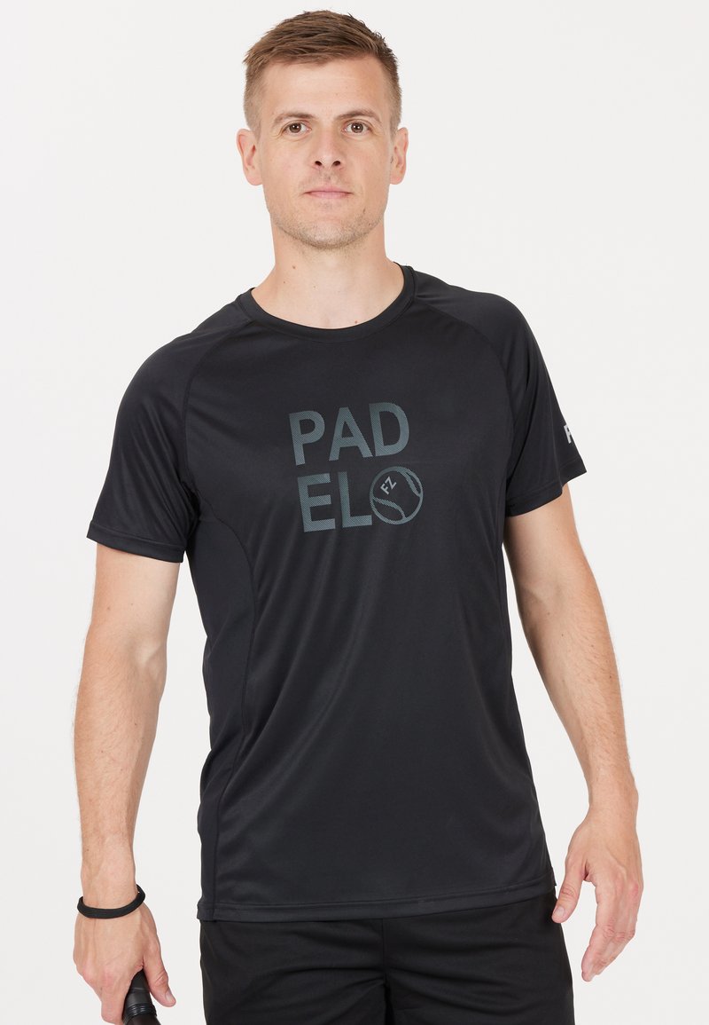 Svart idrottströja med "PADEL" grafik i mörkgrått, korta ärmar, rund halsringning, slät yta, lämplig för sportaktiviteter.