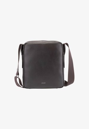 Dunkelbraune Leder-Umhängetasche mit rechteckiger Form, verstellbarem Riemen und einem dezenten Logo am unteren Rand. Glatte Textur und klares Design.