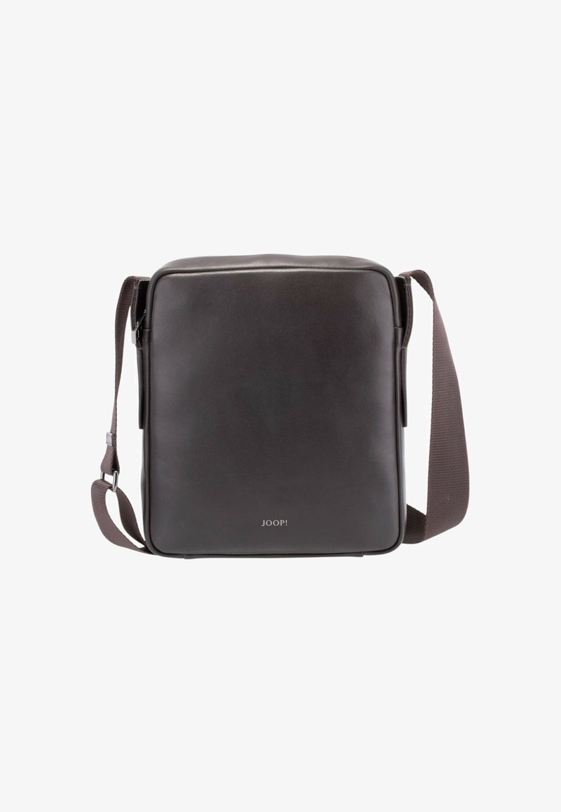 Sac messenger en cuir marron foncé de forme rectangulaire, avec une sangle ajustable et un logo discret en bas. Texture lisse et design épuré.