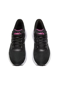 Scarpe da ginnastica nere in materiale mesh, con suola bianca, accenti rosa e lacci. Vista dall'alto che mostra il design e il marchio.