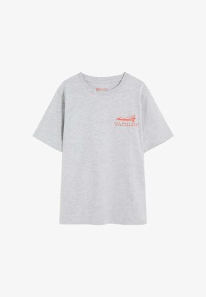 Lysegrå T-shirt med korte ærmer med lille rødt surfing-logo og teksten "The Scalpers Surfboards" på venstre bryst.