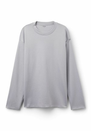 Světle šedé tričko s dlouhým rukávem a kulatým výstřihem, se zřetelnými švy, zobrazené na bílém pozadí.