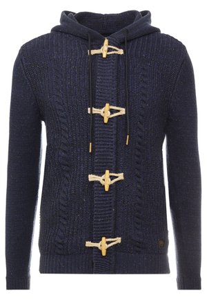 Granatowy dzianinowy kardigan z kapturem, zapinany na drabinkowe zapięcia i ze ściągaczami, ozdobiony wzorem warkoczowym oraz ściągaczami na mankietach i dole.